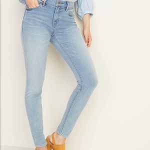 Light wash mid rise skinny jeans